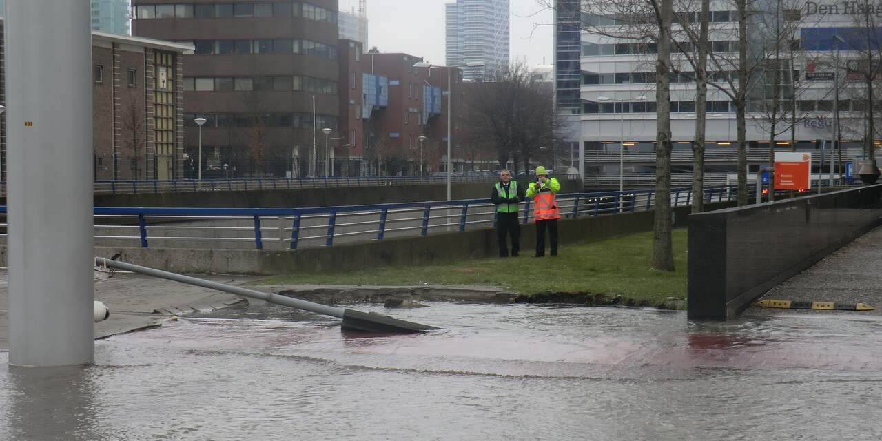 A12 bij Den Haag dicht vanwege gesprongen waterleiding