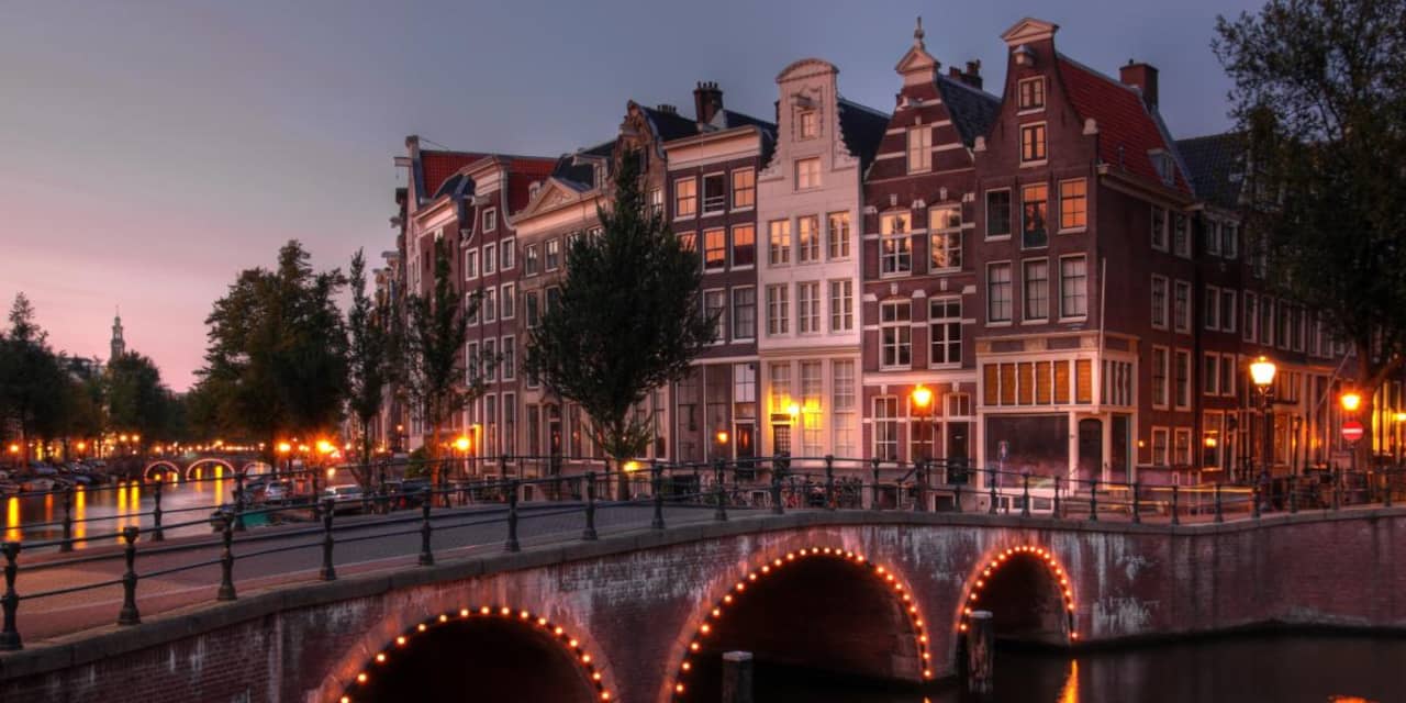 Grachtenhuis toont leven aan Amsterdamse grachten