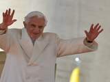Paus Benedictus XVI heeft woensdag emotioneel afscheid genomen van gelovigen die naar zijn laatste openbare optreden als paus waren gekomen. 