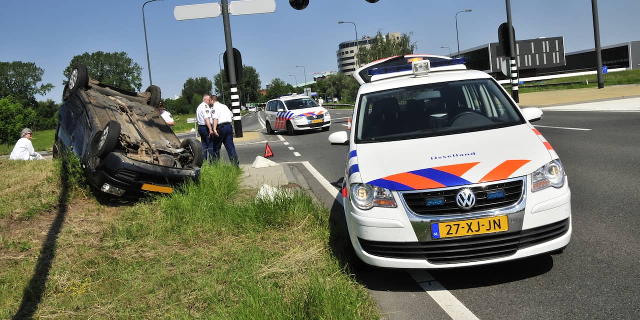 Auto slaat over de kop op Backer en Ruebweg in Breda