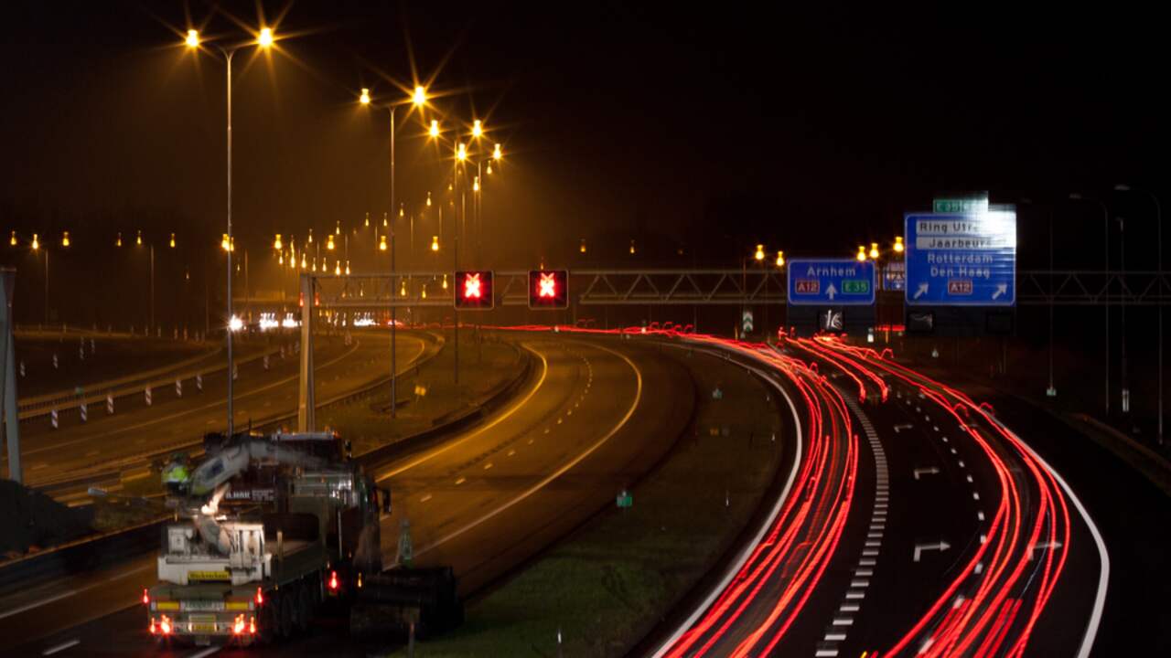 https://media.nu.nl/m/m1nxahqad27b_wd1280.jpg/verlichting-snelweg-voorjaar.jpg