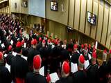 De in Rome aanwezige kardinalen zijn maandag voor het eerst sinds het aftreden van Benedictus XVI bijeengekomen in een zogeheten congregatie om de verkiezing van een nieuwe paus voor te bereiden.