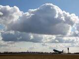 Donderdag 14 maart: Hollandse lucht boven luchthaven Schiphol.