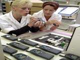 Productie mobiele telefoon Siemens Telephone Works in Leipzig Duitsland Medewerkers
