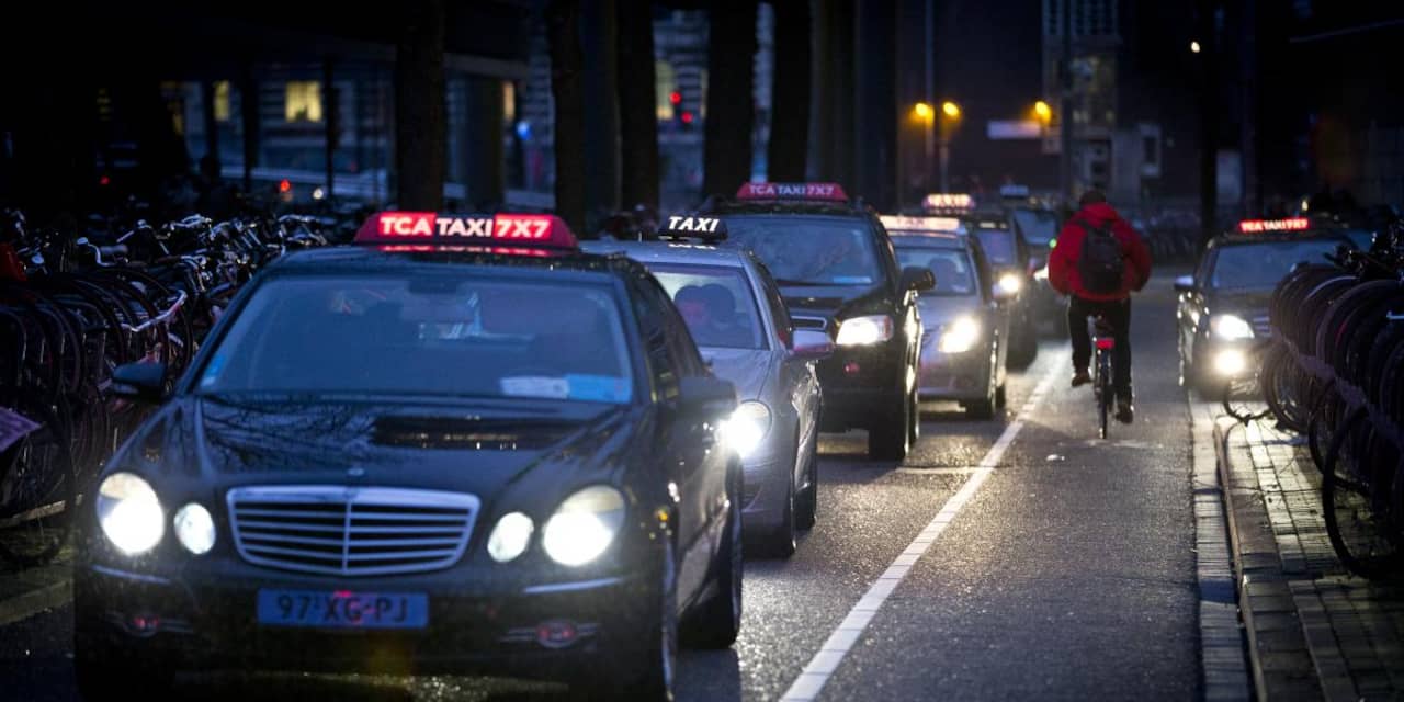 Bedreigde taxichauffeur weet politie in te schakelen met lichte aanrijding