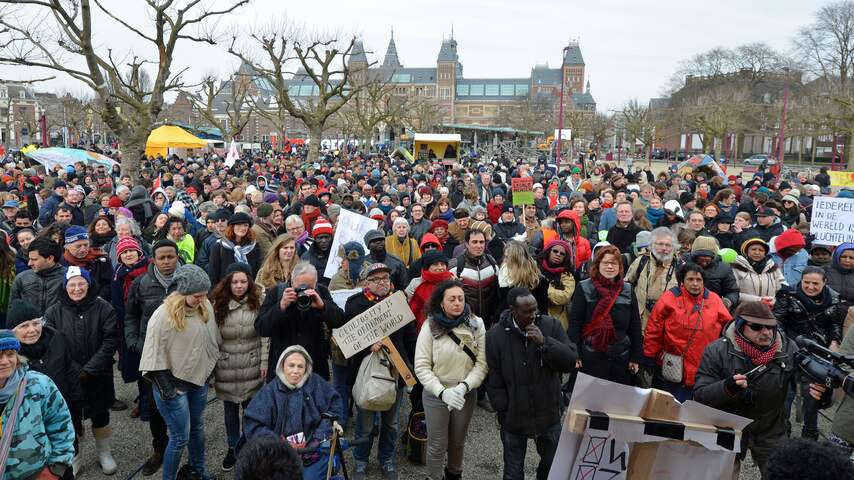 Demonstratie tegen het vluchtelingenbeleid op Museumplein