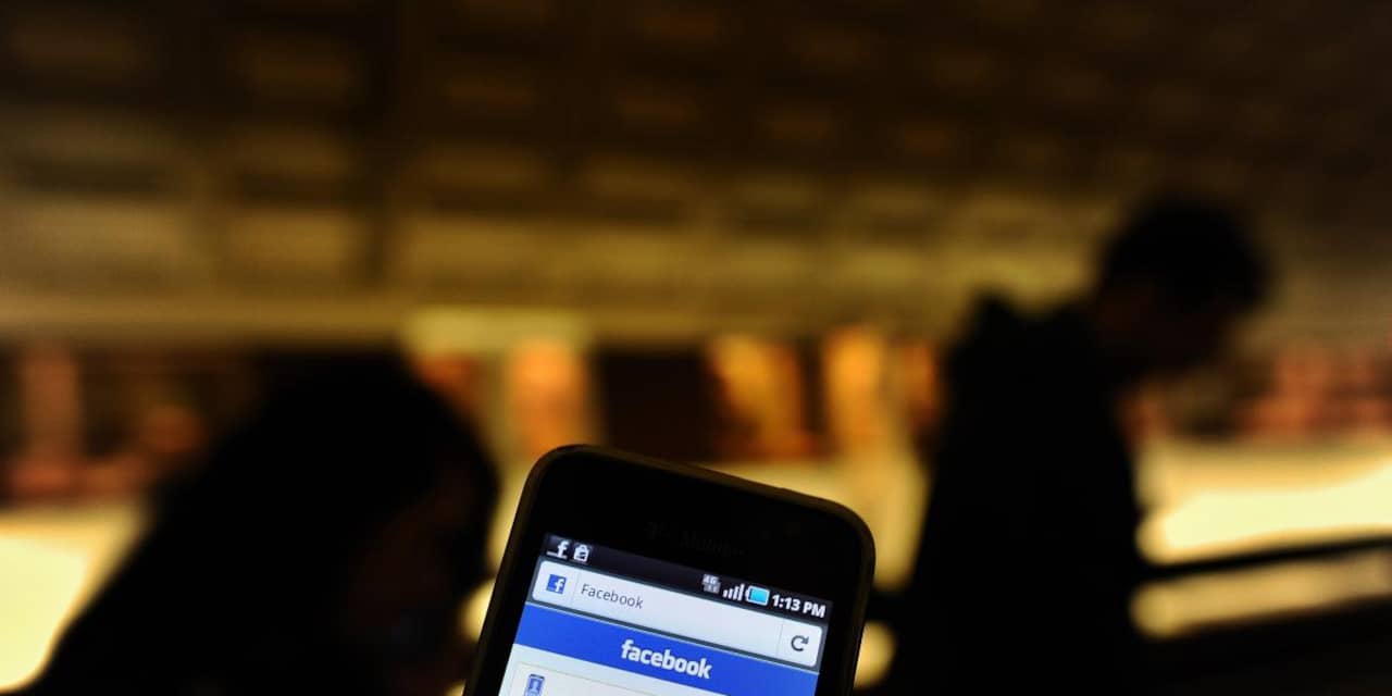 Smartphonegebruikers checken Facebook 14 keer per dag