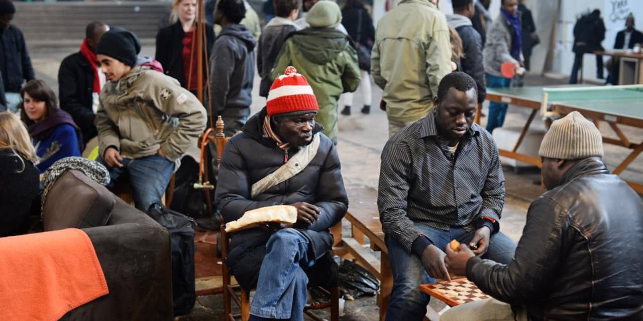 Amsterdamse asielzoekers staan weer op straat
