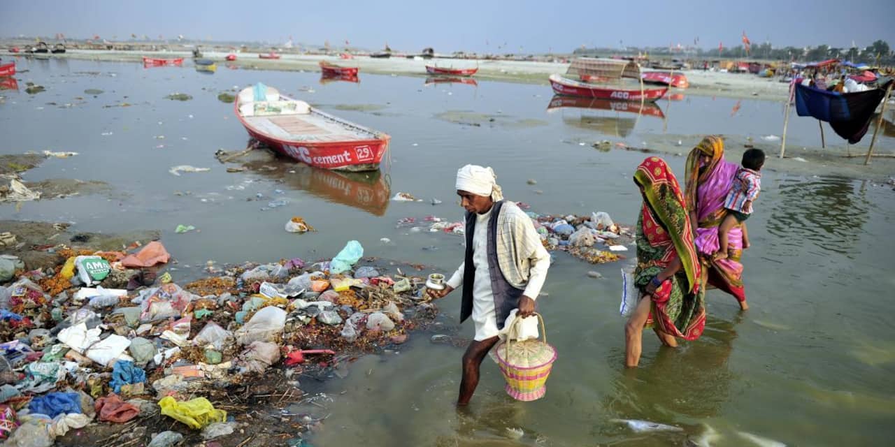 Onderzoek naar ontbindende lijken in Ganges in India