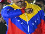 Maduro kreeg 50,7 procent van de stemmen, de centrumrechtse oppositiekandidaat Henrique Capriles (40) kwam met 49,1 procent net tekort. Het gaat om een verschil van 235.000 stemmen. De opkomst bedroeg ongeveer 78 procent van de kiesgerechtigden.
