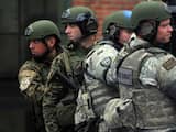 Leden van het SWAT-team wachten op instructies.