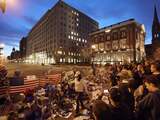 Zaterdag 20 april: Inwoners van Boston verzamelen zich bij een geïmproviseerde herdenkingsplaats voor de slachtoffers van de aanslagen op de marathon.