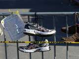 Zondag 21 april: Schoenen vastgebonden aan een hek in Boston, ter nagedachtenis aan de slachtoffers van de aanslagen. 