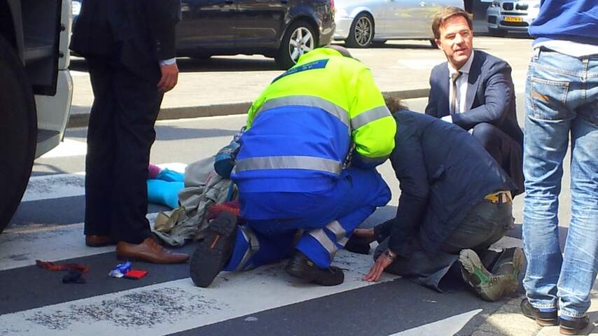 Premier Rutte staat een vrouw bij na een ernstig verkeersongeluk
