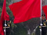 Maandag 22 april: Een Chinese erewacht wordt bedekt door een vlag, tijdens een welkomstceremonie voor de Amerikaanse legerleider Martin Dempsey in Peking.