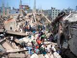 Minstens 70 mensen zijn woensdag omgekomen doordat een acht verdiepingen tellend gebouw instortte in Savar in Bangladesh. 