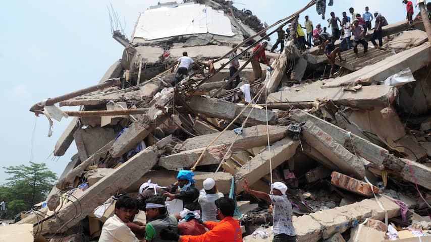 Zoektocht ingestorte gebouw Bangladesh