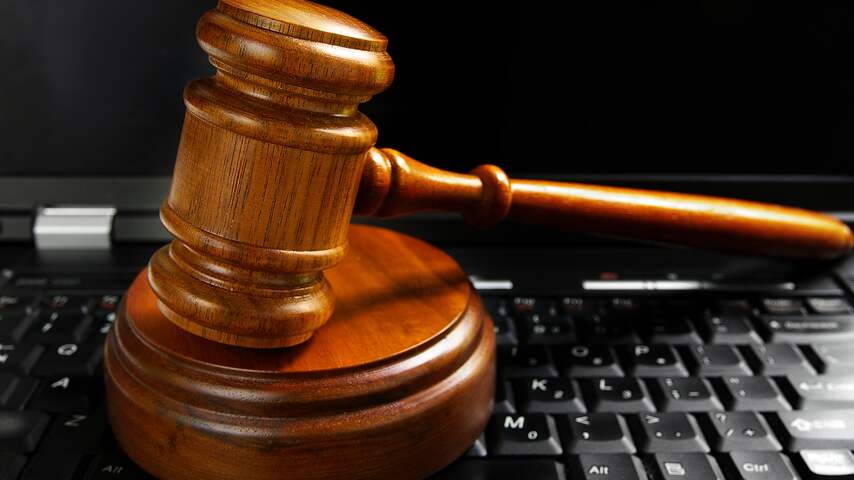 Digitaal recht hamer op computer rechtszaak