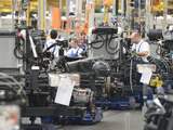 Medewerkers aan de productielijn van nieuwe DAF trucks in de Eindhovense assemblagefabriek. Het bedrijf ontwikkelde een serie voertuigen volgens de nieuwe emissie-wetgeving. ANP LEX VAN LIESHOUT