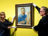 Medewerkers van het Van Gogh Museum hangen een zelfportret van Vincent van Gogh op.