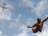 Tijdens de preview zien we als eerst één van de hoofdpersonen uit een helikopter springen. Daaronder vormt zich een enorme spelwereld