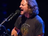 Pearl Jam frontman Eddie Vedder speelt een maand na de optredens van zijn band in de Ziggo Dome in zijn eentje in de Carré. De twee concerten van de Amerikaan in het Amsterdamse theater waren binnen luttele minuten uitverkocht. Zijn solo optreden kent een mix van eigen nummers, waaronder veel met ukulele, met nummers van Pearl Jam.
