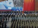 Donderdag 9 mei: Russische soldaten marcheren over het Rode Plein in Moskou tijdens een ceremonie ter ere van de overwinning op de nazi's in de Tweede Wereldoorlog. 