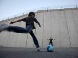 Donderdag 8 november: Palestijnse kinderen voetballen bij de omstreden muur die Palestijns gebied met dat van Israël scheidt, in de buurt van Jeruzalem.
