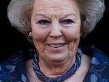  Prinses Beatrix zwaait naar het publiek na afloop van het ontbijt met de nog aanwezige gasten in het Paleis op de Dam.
