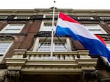DEN HAAG - De Nederlandse vlag hangt halfstok, bij het kabinet van de Koningin, voor de omgekomen slachtoffers van het busongeluk in Zwitserland. ANP KOEN VAN WEEL