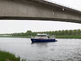 Politie onderzoekt gedumpte auto in Amsterdam-Rijnkanaal