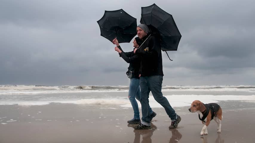 Regen en wind aan zee in Noordwijk