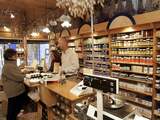 Goede zaken vrijdag in een reformwinkel in Dordrecht. Reformwinkels zijn de enige uitzondering in de negatieve trend van teruglopende klantenbestanden in speciaalzaken. De bakker, de slager en de groenteboer, maar ook de drogist, de kaasspecialist en de slijter. Over een breed front hebben deze speciaalzaken het afgelopen jaar klanten verloren. Dit blijkt uit vrijdag gepubliceerde gegevens van onderzoeksbureau Gfk. ANP FOTO/ROBERT VOS
NLD-20050218-DORDRECHT: Goede zaken vrijdag in een reformwinkel in Dordrecht. Reformwinkels zijn de enige uitzondering in de negatieve trend van teruglopende klantenbestanden in speciaalzaken. De bakker, de slager en de groenteboer, maar ook de drogist, de kaasspecialist en de slijter. Over een breed front hebben deze speciaalzaken het afgelopen jaar klanten verloren. Dit blijkt uit vrijdag gepubliceerde gegevens van onderzoeksbureau Gfk. ANP FOTO/ROBERT VOS