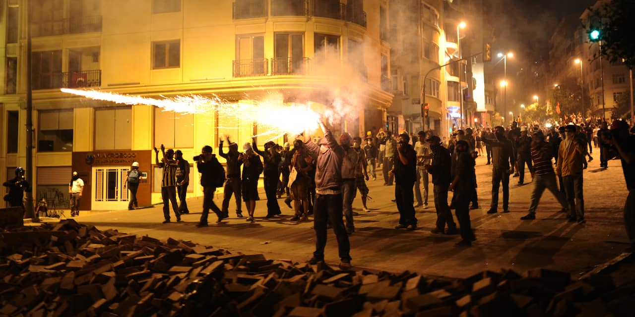 'Turkse politie houdt demonstranten aan wegens twitteren'