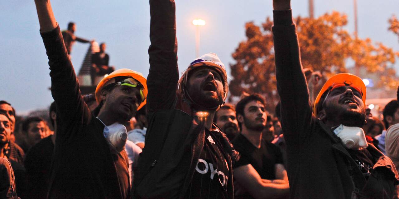 Politie grijpt hard in tegen betogers Ankara