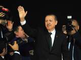 Duizenden mensen wachten Turkse premier Erdogan op