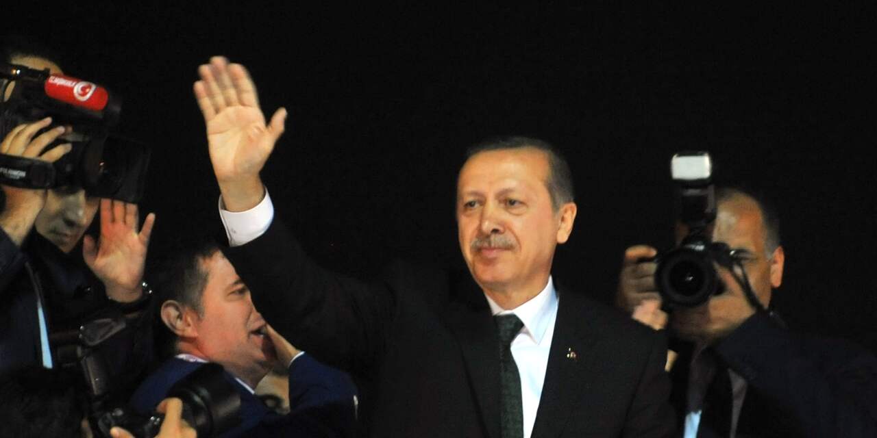 Duizenden mensen wachten Turkse premier Erdogan op