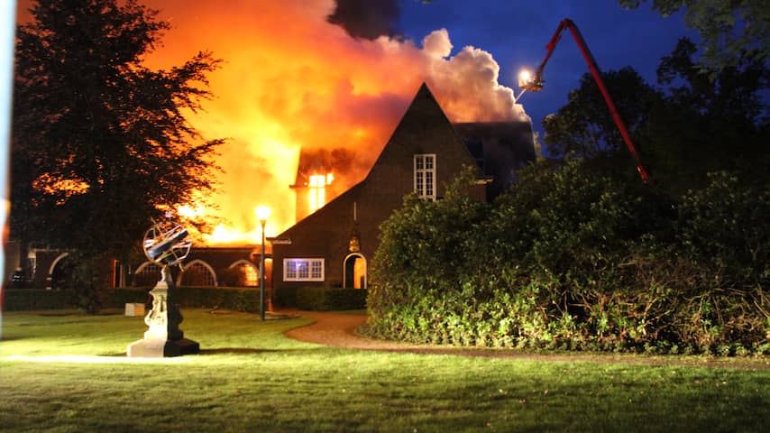 Gemeentehuis van Waalre door brand verwoest