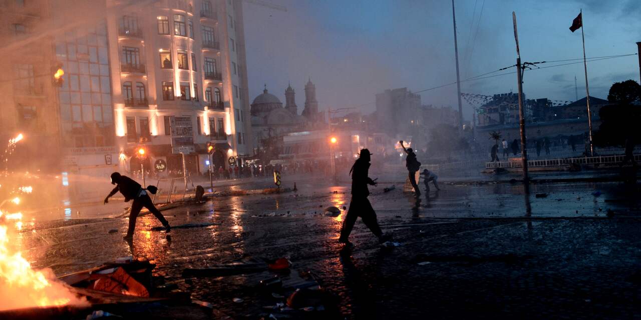 Turkse politie veegt met traangas Taksimplein leeg