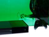 De voorkant van de hoekige Xbox One is in tweeën verdeeld: een grijze linkervoorkant met de dvd-drive en aan de rechterkant een matzwarte voorkant met Xbox-logo. 