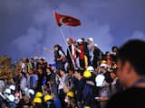 Demonstranten op Taksimplein zingen en dansen