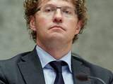 De oppositiepartijen staan nog niet achter het besluit van het kabinet om het aantal publieke omroepen te verminderen, vanwege onduidelijkheid over de extra bezuinigingen, zo bleek uit het debat met staatssecretaris Sander Dekker (foto).