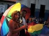 Tientallen mensen liepen zaterdag mee in de Gay Pride Parade van het eiland San Salvador.