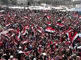 Tegenstanders en aanhangers van de Egyptische president Mohammed Mursi zijn dinsdag in Caïro opnieuw massaal de straat opgegaan.