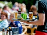 LAGE VUURSCHE - Een medewerker van een terras brengt drinken op een dienblad naar klanten op een mooie zomerse dag. ANP XTRA ROBIN VAN LONKHUIJSEN