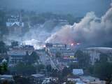 Een goederentrein met ruwe olie is zaterdag bij een kleine stad in de Canadese provincie Quebec ontspoord, waarop enkele tanks explodeerden.  