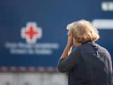 Een ongeruste vrouw wacht bij een ziekenpost in Lac-Mégantic.