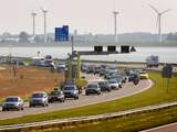 De defecte draaibrug in de Afsluitdijk die sinds zaterdag niet meer dicht kan, blijft zeker nog een week openstaan. Dat liet Rijkswaterstaat maandag weten.