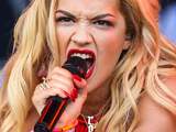 Borsten Rita Ora floepen uit bikinitop