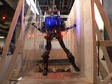 De robot is ontwikkeld door Boston Dynamics in opdracht en met geld van de Defense Advanced Research Projects Agency (DARPA), onderdeel van het Amerikaanse ministerie van Defensie.